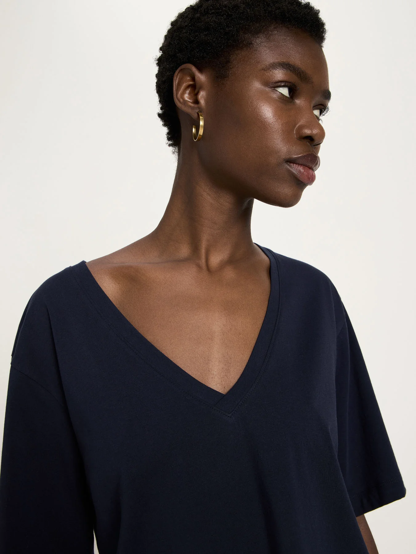 Shirt mit V-Ausschnitt (GOTS) - Image 3