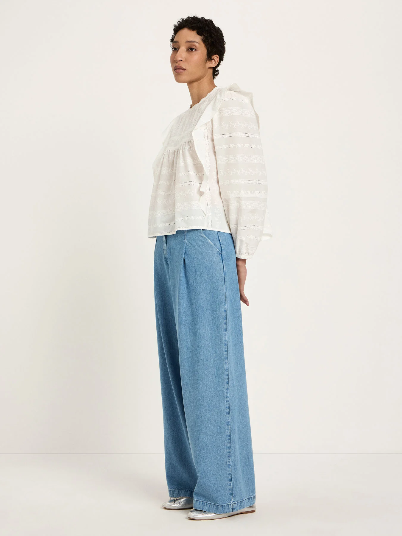 Stickereibluse (OCS) mit Volant - Image 4