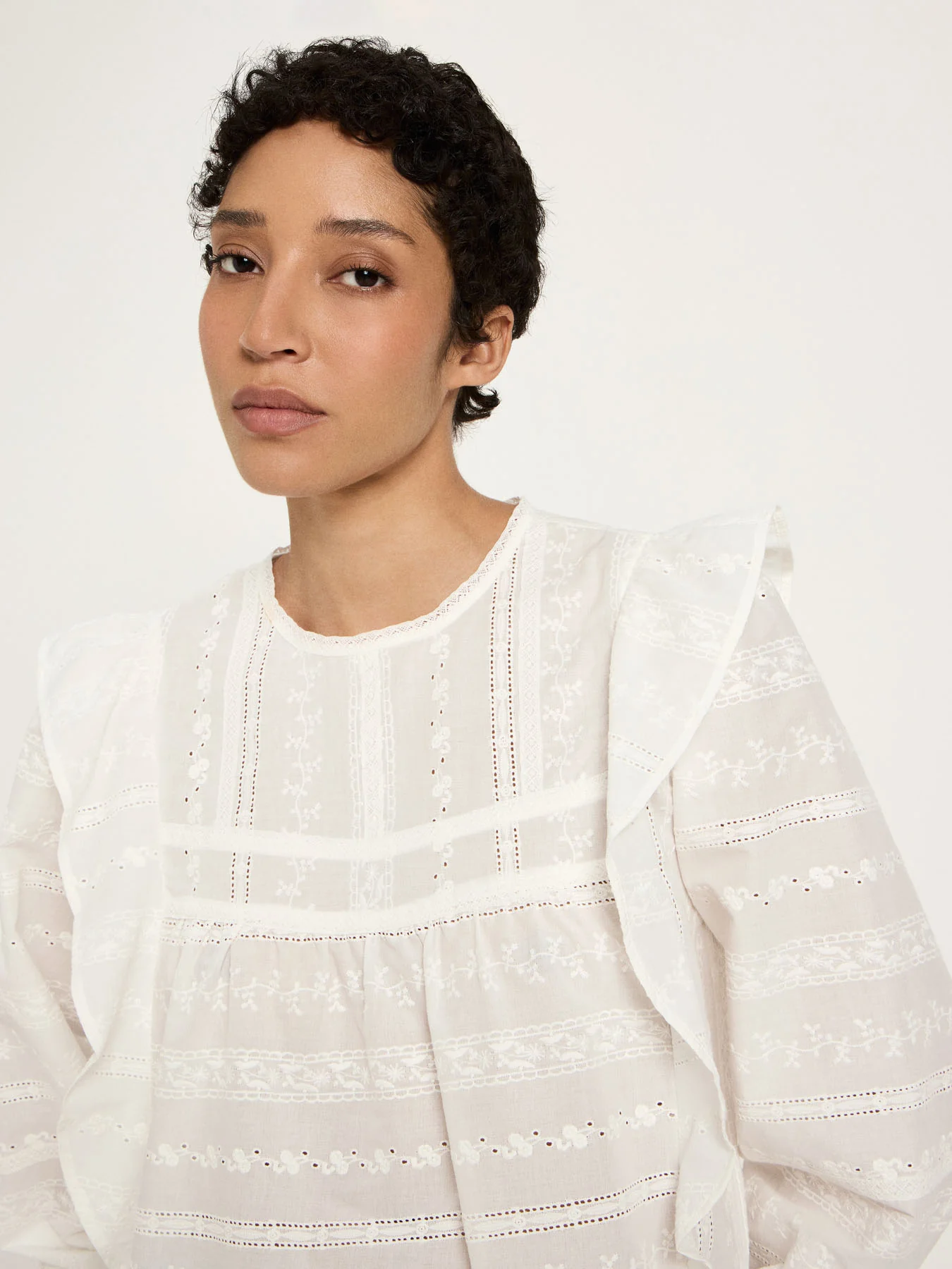 Stickereibluse (OCS) mit Volant - Image 5